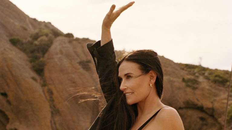 Ντέμι Μουρ: Η 59χρονη σταρ κάνει διακοπές στα ελληνικά νησιά - Οι φωτό με σέξι μπικίνι σε πολυτελές γιοτ