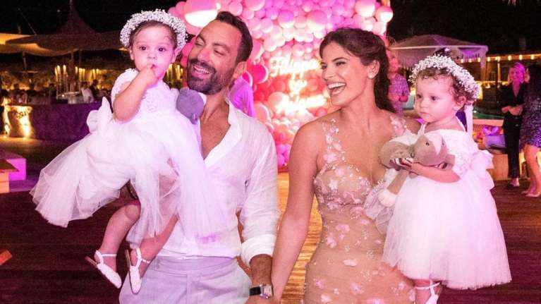 Μπόμπα - Τανιμανίδης: Οι δίδυμες μας ξεναγούν στο υπέροχο σπίτι τους - Ξύλο παντού, μεγάλα παράθυρα και μίνιμαλ διακόσμηση