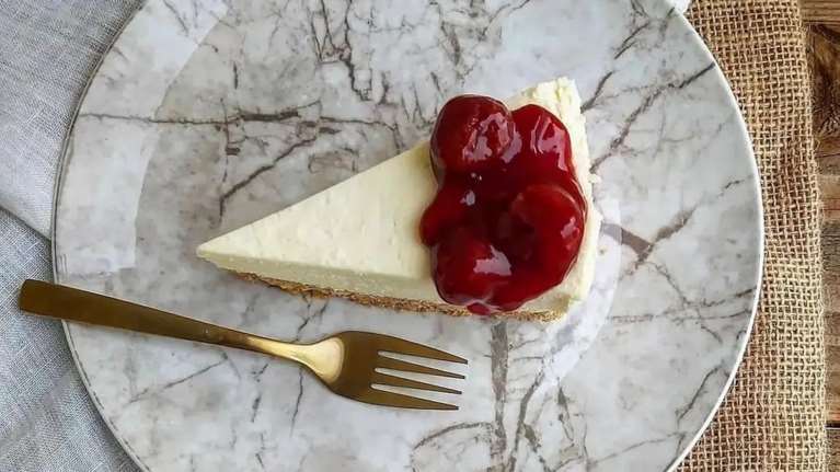 Κολασμένο cheesecake λευκής σοκολάτας με σάλτσα φράουλας - Μόνο με 5 υλικά