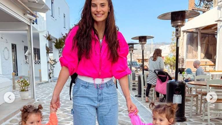 "Η ζωή στο νησί": Οι φωτογραφίες της Χριστίνας Μπόμπα με τις κόρες και τους φίλους της