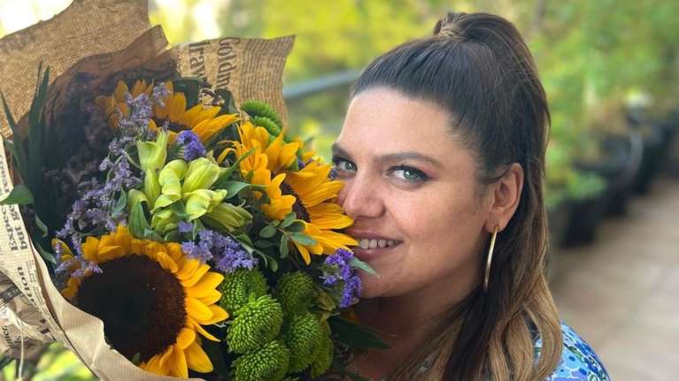 Με νέο look η Δανάη Μπάρκα - Εκανε ράστα τα μαλλιά της [εικόνες]