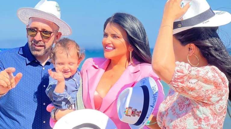 Δήμητρα Κατσαφάδου: Total pink νονά με φανταστικό ροζ κοστούμι αλλά... χωρίς τοπ