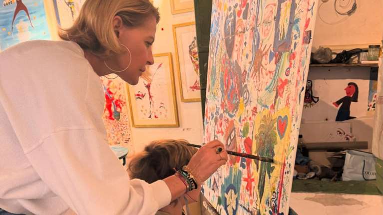 Ξέγνοιαστες στιγμές για την Τζένη Μπαλατσινού: Ζωγραφίζει μαζί με τον μικρό γιο της [εικόνες]
