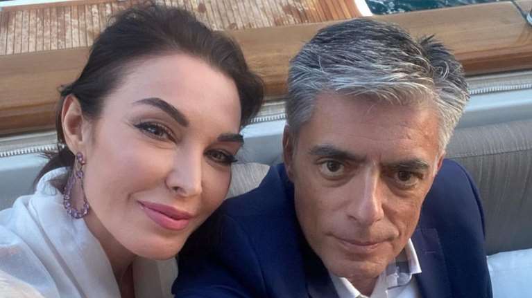 Τατιάνα Στεφανίδου: Ξυπόλητη με tropical print φόρεμα σε πολυτελές σκάφος- Η yachting  βάφτιση και ο Νίκος Ευαγγελάτος