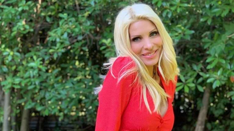 Ελένη Μενεγάκη: Οι πρώτες ξέγνοιαστες φωτογραφίες μετά το φινάλε στον καταπράσινο κήπο της