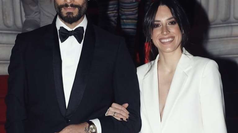 Επέτειος γάμου για τον Γιώργο Καράβα και τη Ραφαέλα Ψαρρού: Η αδημοσίευτη φωτογραφία από την παραμυθένια τους τελετή