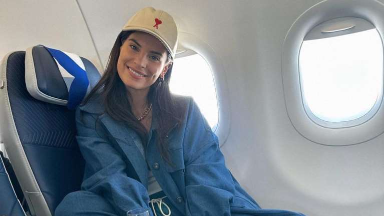 Χριστίνα Μπόμπα: Το άνετο denim travel look της και η κριτική για τα δύο σημαντικά λάθη που επεσήμαναν οι followers της