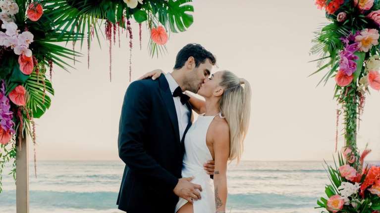 Κόνι Μεταξά - Μάριος Καπότσης: Αυτές είναι οι 5 πιο τέλειες φωτογραφίες από τον γάμο τους στα Χανιά