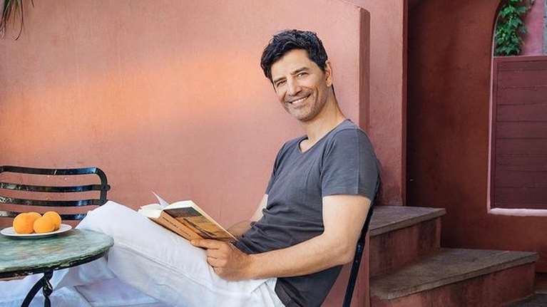 Εύκολη και δροσιστική: Αυτή είναι η σπιτική λεμονάδα του Σάκη Ρουβά