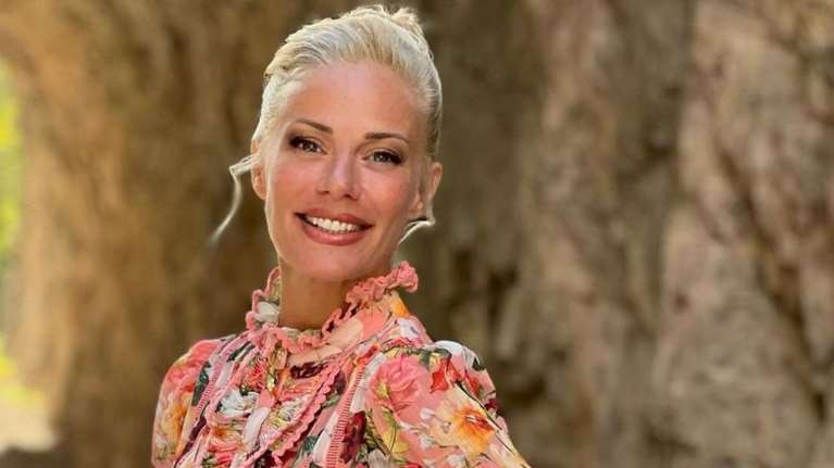 Ζέτα Μακρυπούλια: Η βραδινή έξοδος με φλοράλ σεμιζιέ με γιακά μάο και τσάντα Fendi με πολύχρωμες παγιέτες