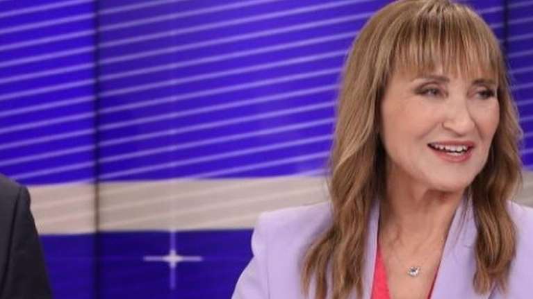 Μάρα Ζαχαρέα: Το ανοιξιάτικο λιλά κοστούμι που συνδύασε με έντονο τοπ και άνετες nude γόβες