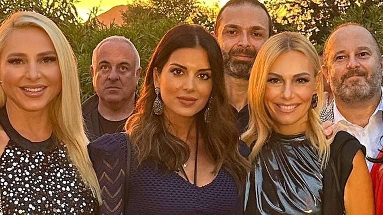 Σταματίνα Τσιμτσιλή: Καλεσμένη σε γάμο με κροσέ midnight blue κροσέ φόρεμα - Οι διαφορετικές πλέξεις, τα κρόσια και τα cut outs