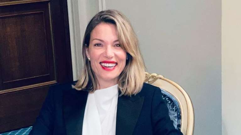 Βίκυ Καγιά: Το άψογο ανδρόγυνο look της με σμόκιν, γόβες και κόκκινο κραγιόν - Η επιτομή της θηλυκότητας