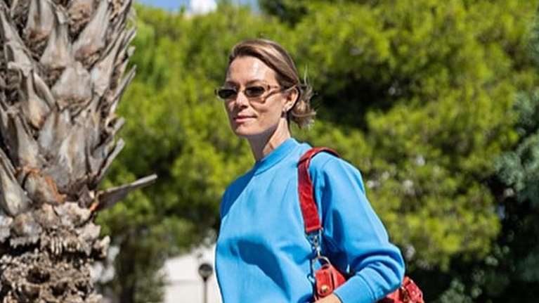 Φθινοπωρινή εμφάνιση στη Γλυφάδα με μυτερά snake skin μποτάκια: Η Βίκυ Καγιά μας δείχνει πώς να συνδυάσουμε φούτερ και τζιν