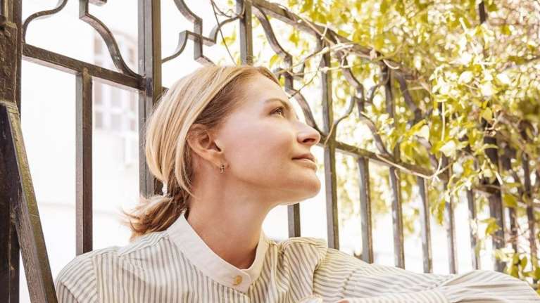 Τζένη Μπαλατσινού: Η casual εμφάνιση με τζιν καμπάνα και κομψό πουκάμισο και το τατουάζ στο δάχτυλο