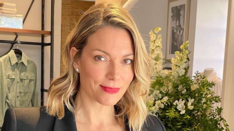 Τα παιδιά της Βίκυς Καγιά έγιναν παρανυφάκια σε κρητικό γάμο: Το λουλουδένιο στεφάνι στα κατάξανθα μαλλιά της Μπιάνκα και οι μπούκλες του Καρόλου