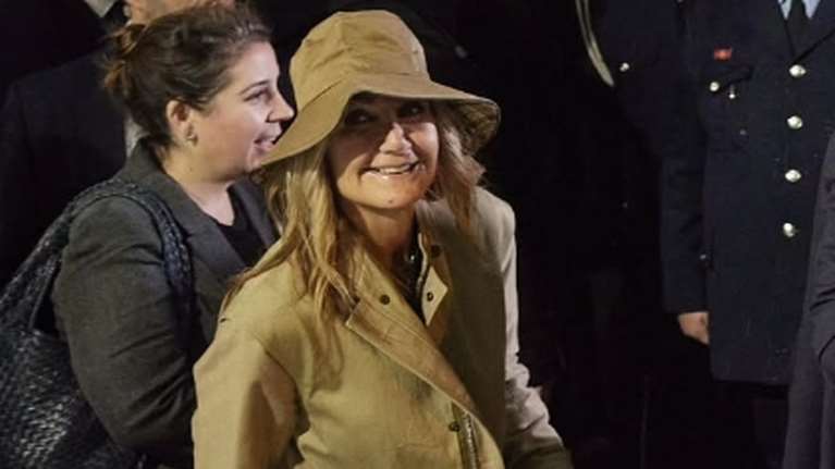 Μαρέβα Γκραμπόφσκι Μητσοτάκη: Με μπεζ κερωμένη καπαρντίνα και bucket hat στη Θεσσαλονίκη