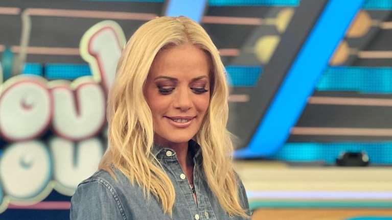 Ζέτα Μακρυπούλια: Μαυρισμένη με denim on denim look - Το Ralph Lauren πουκάμισο και σούπερ μίνι κρουαζέ φούστα