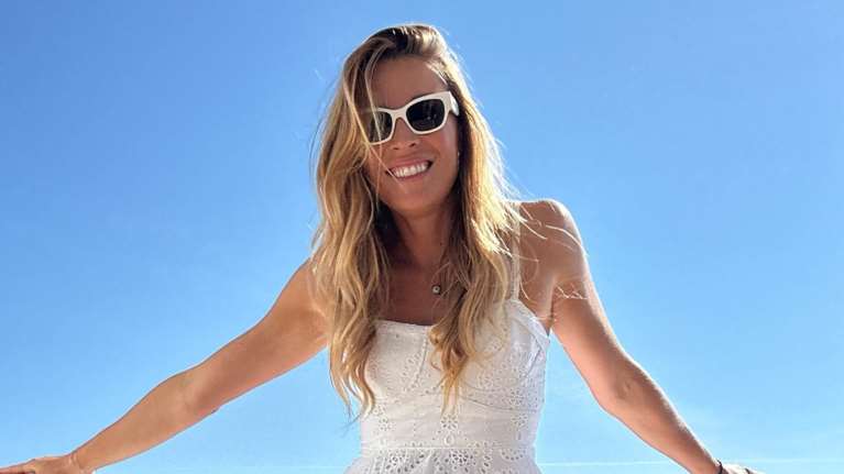 Η Μαριέττα Χρουσαλά ποζάρει με το μαγιό της και μας εύχεται καλό μήνα