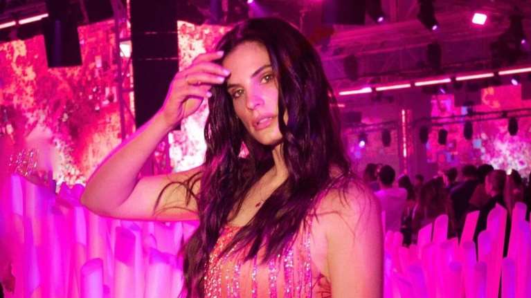 Χριστίνα Μπόμπα: Με πολύχρωμο party dress Celia Kritharioti στον γάμο της ξαδέρφης της