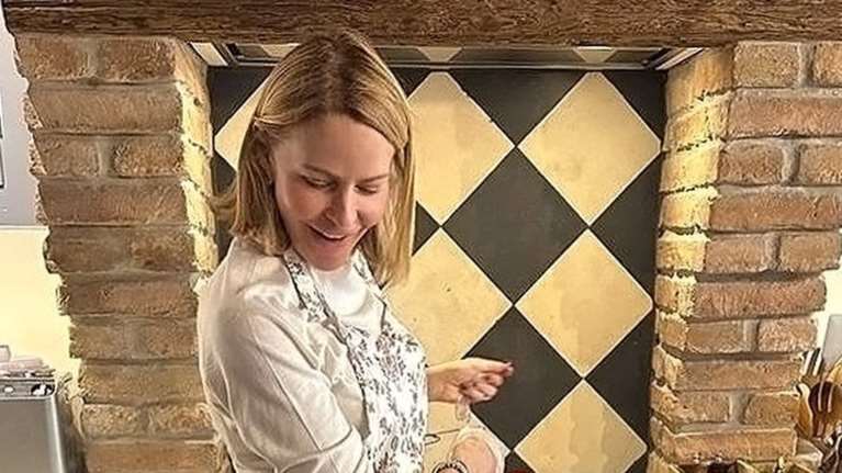 Τζένη Μπαλατσινού: Βάφει αβγά στην πέτρινη κουζίνα της στην Πάτμο μαζί με τον Παναγιώτη Αντώνιο