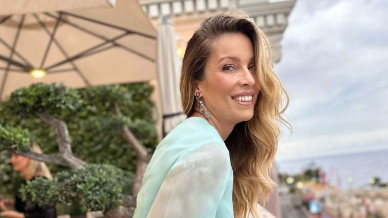 Μαριέττα Χρουσαλά: Με μίνι ροζ φόρεμα και τα πιο άνετα (ψηλά) παπούτσια σε βάπτιση