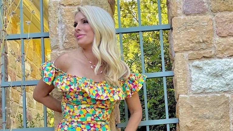 Ελένη Μενεγάκη: Φόρεσε το πιο όμορφο καλοκαιρινό φόρεμα - Εφαρμοστό με βολάν και χρώμα