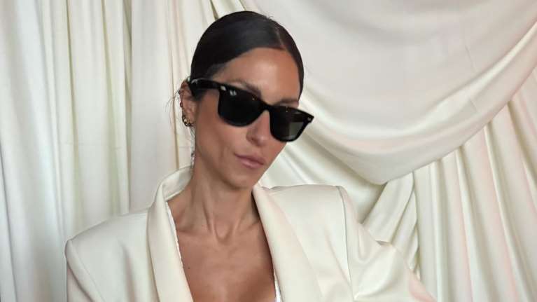 Η Σοφία Καρβέλα με ξυρισμένα μαλλιά δια χειρός του γιου της