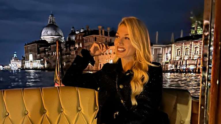 Eat, pray, love στη Βενετία για τη Κωνσταντίνα Σπυροπούλου: Το total black look της με flat Hermes και Chanel