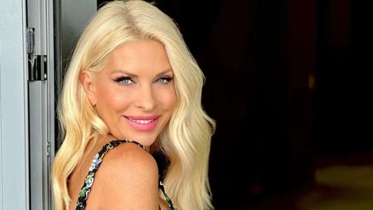 Η Ελένη Μενεγάκη επέλεξε το πιο κομψό και διαχρονικό beach cover up