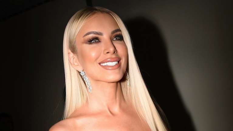 Η Κατερίνα Καινούργιου ποζάρει αγκαλιά με τον νέο σύντροφό της στην Πάρο: Οι καρδιές και το δείπνο σε κεντρικό εστιατόριο