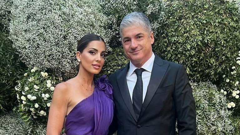 Σταματίνα Τσιμτσιλή: Η glam εμφάνιση σε γάμο με Celia Kritharioti, Dior και τον σύζυγό της Θέμη Σοφό