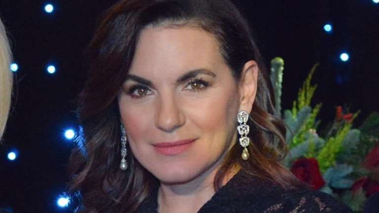 Όλγα Κεφαλογιάννη: Η απίθανη πλισέ δαντελένια φούστα που συνδύασε με τουίντ μεσάτο σακάκι