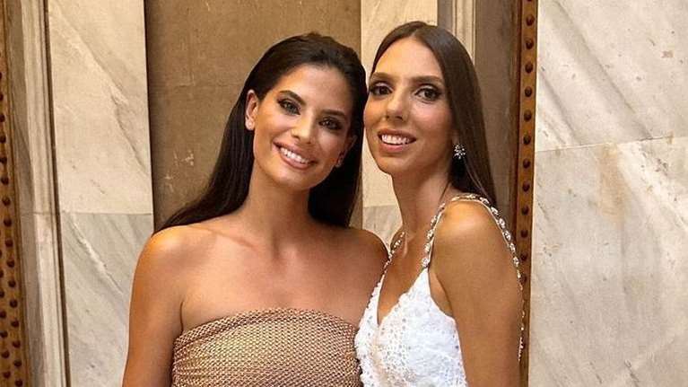 Χριστίνα Μπόμπα: Έγινε κουμπάρα με στράπλες διχτυωτό φόρεμα - Η εμφάνιση στην εκκλησία και η αλλαγή στο πάρτι