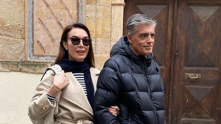 Τατιάνα Στεφανίδου: Στιλάτη στην Καβάλα με μπεζ robe coat - Oι τρεις διαφορετικοί τρόποι που το φόρεσε