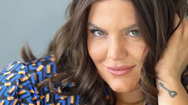 Δανάη Μπάρκα: Η βραδινή εμφάνιση με strapless crop top γεμάτο παγιέτες