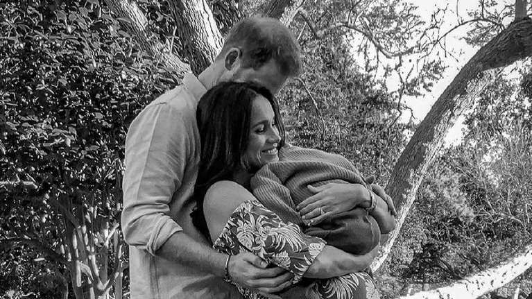 Ο Χάρι, η Μέγκαν, ο Άρτσι και η μπέμπα: Χαλαροί στον κήπο τους, μετά τη βόμβα που έριξαν στο παλάτι