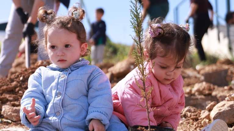 &quot;Χαμογέλα μπαμπά&quot;…&quot;χαμογέλα μαμά&quot;: Η Αριάνα και η Φιλίππα Τανιμανίδη φωτογραφίζουν τους γονείς τους