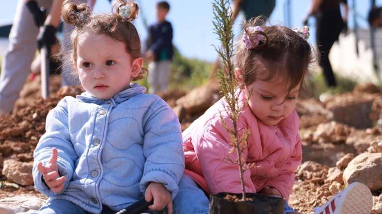 Πριγκίπισσες της Disney: Η Αριάνα και η Φιλίππα Τανιμανίδη στη θάλασσα με τις αποκριάτικες στολές τους