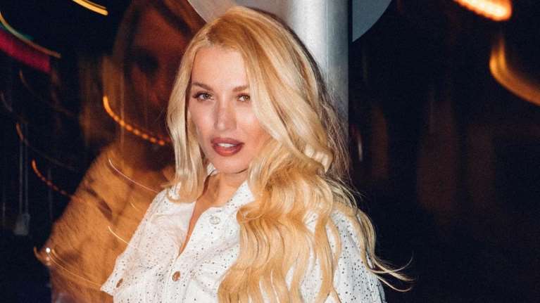 Κατερίνα Σπυροπούλου: Η Κωνσταντίνα Σπυροπούλου ποζάρει με την κούκλα αδελφή της