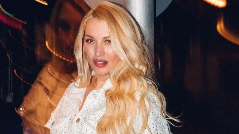 Κωνσταντίνα Σπυροπούλου: Ποζάρει με κροσέ μπικίνι πάνω σε φουσκωτό - To total black beach look