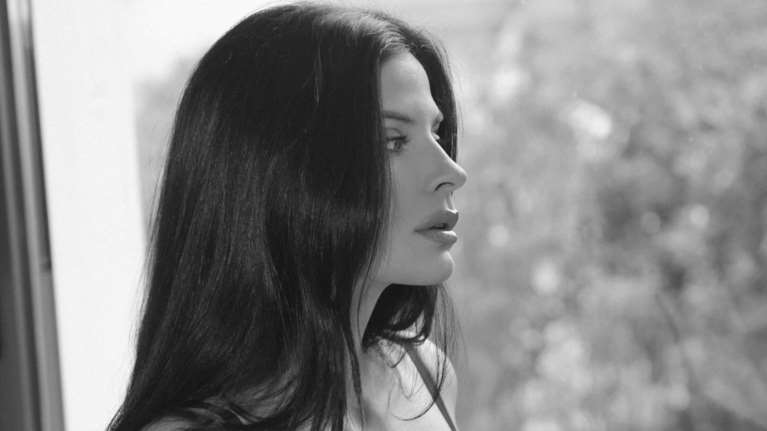 Χριστίνα Μπόμπα: Έβγαλε το μαγιό της και φωτογραφήθηκε γυμνή στη θάλασσα - Τα αρνητικά σχόλια και η απάντησή της