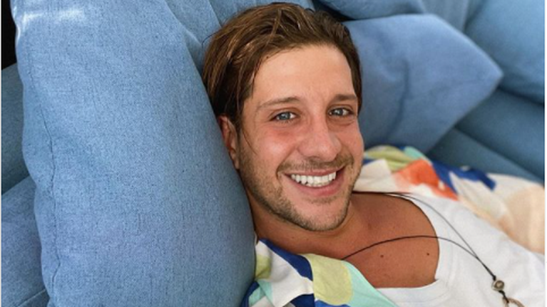 Πήρε εξιτήριο ο Ηλίας Μπόγδανος - Χαμογελαστός στο σπίτι του [εικόνα]