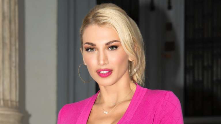 Κωνσταντίνα Σπυροπούλου: Το υπέροχο ινδικό φόρεμα που φόρεσε στις διακοπές του Πάσχα - Σε γαλάζιο -λευκό, ιδανικό για την εποχή