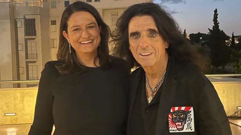 Η Νίκη Κεραμέως φωτογραφίζεται με τον Άλις Κούπερ - Μεγάλη συναυλία στο Ηρώδειο για την επιστροφή των Γλυπτών του Παρθενώνα