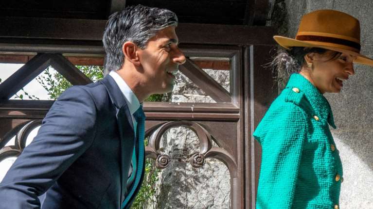 Akshata Murthy: Η πάμπλουτη σύζυγος του βρετανού πρωθυπουργού αντέγραψε το στιλ της Κέιτ Μίντλετον στο Μπαλμόραλ