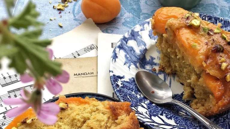 Τέλειο καλοκαιρινό κέικ με βερίκοκα, χωρίς αυγά και βούτυρο - Δεν χρειάζεστε καν μίξερ