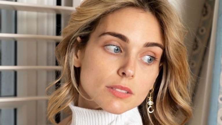 Μαριάννα Γουλανδρή-Λαιμού: Στη Μύκονο με σικ, μίνι λευκό φόρεμα [εικόνες]