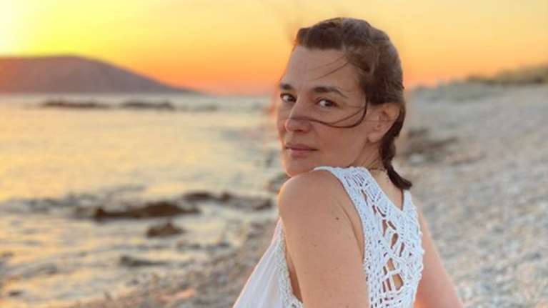 Η Μαρία Ναυπλιώτου, μία θεά, με μαύρο μπικίνι και τυρμπάν πάνω σε σκάφος [εικόνες]