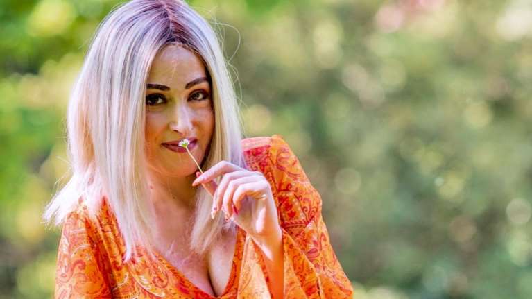 Ιωάννα Παλιοσπύρου: Νέες εντυπωσιακές φωτογραφίες χωρίς τη μάσκα - Με πορτοκαλί καλοκαιρινό φόρεμα [Εικόνες]